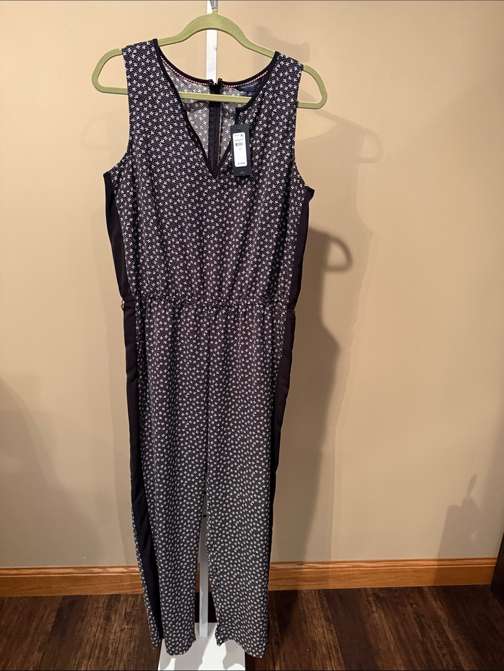 NWT Tommy Hilfiger black  and White Printed Sleeveless Jumpsuit w/ pockets